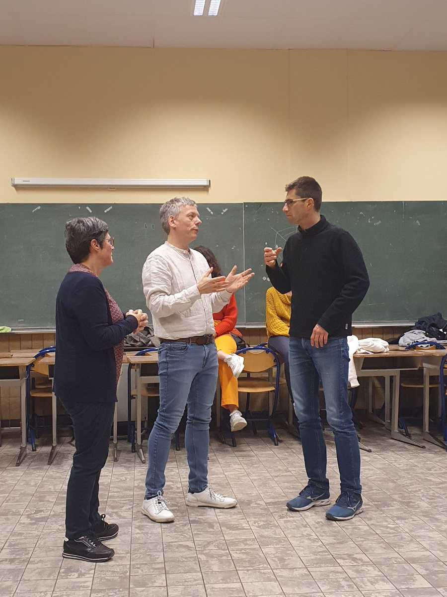 Discussion de groupe où chacun cherche à améliorer son écoute pour mieux répondre à son interlocuteur
